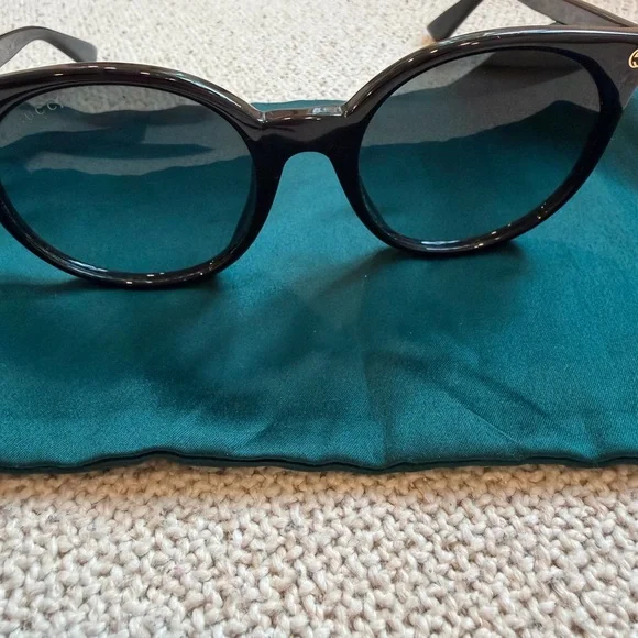 Authentic Gucci Oversized Sunglasses- Black Frame Excellent Condition Full Set - Picture 2 of 3